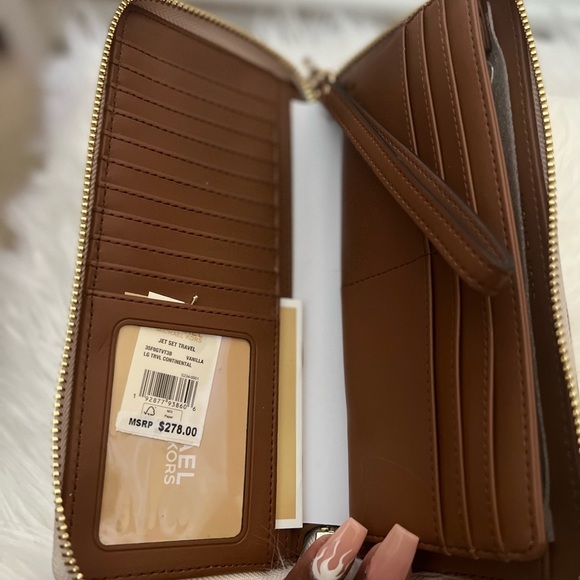 Michael Kors🤍 - Picture 4 of 5